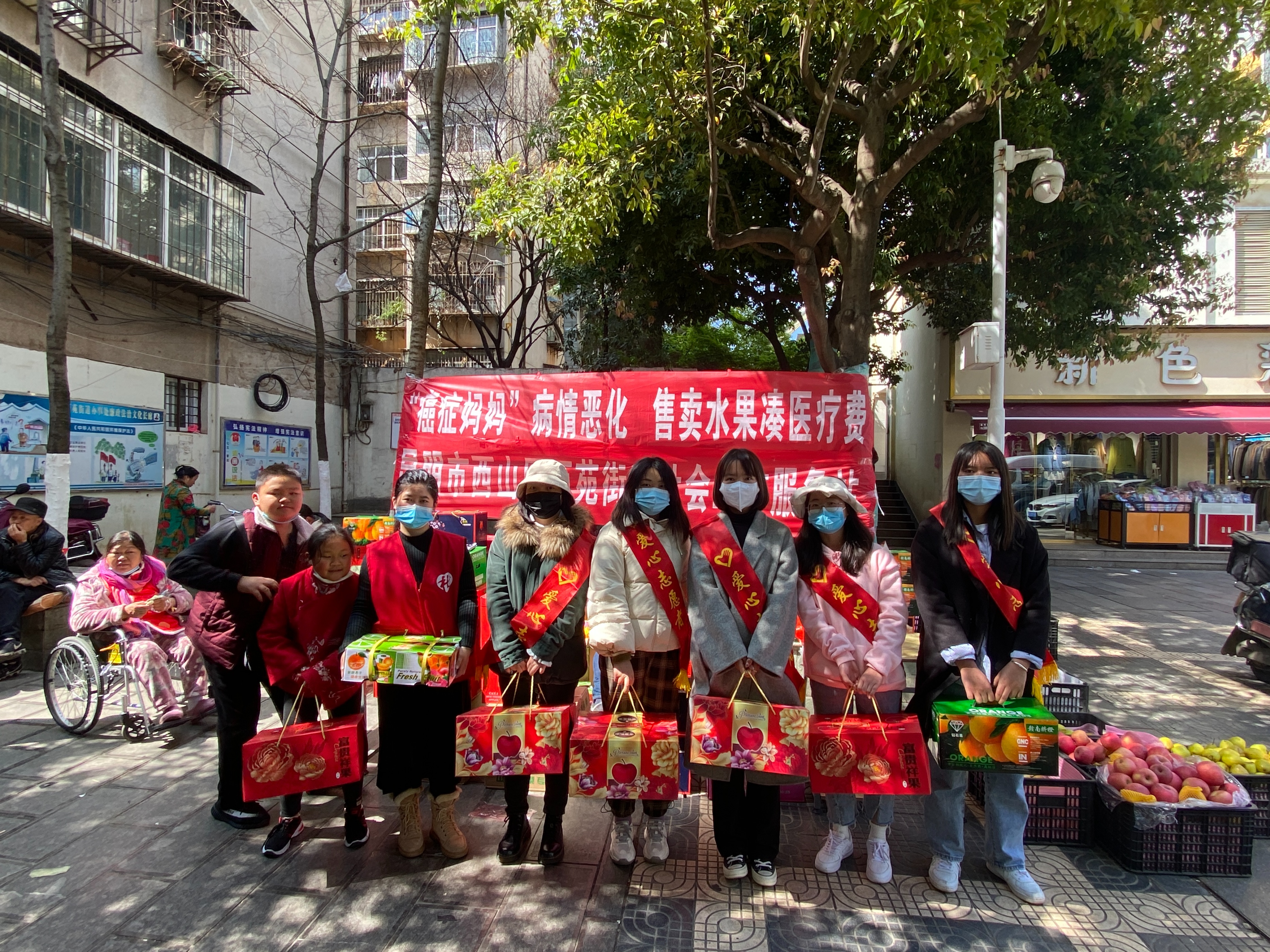 25岁白族姑娘凌晨五点投身防疫工作 帮助乳腺癌患者倾销200箱水果 25岁白族姑娘凌晨五点投身防疫工作 帮助乳腺癌患者倾销200箱水果