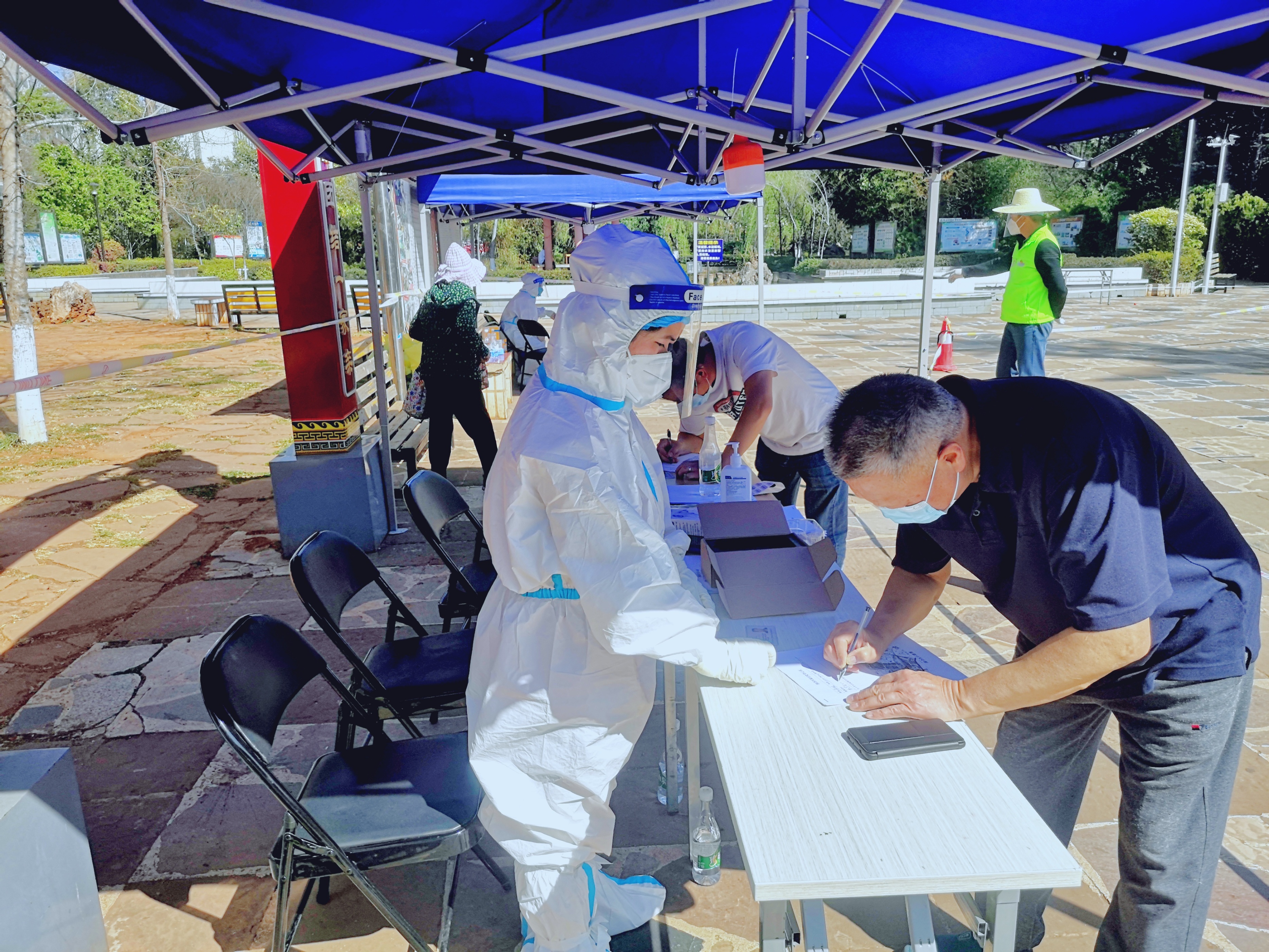 25岁白族姑娘凌晨五点投身防疫工作 帮助乳腺癌患者倾销200箱水果 25岁白族姑娘凌晨五点投身防疫工作 帮助乳腺癌患者倾销200箱水果